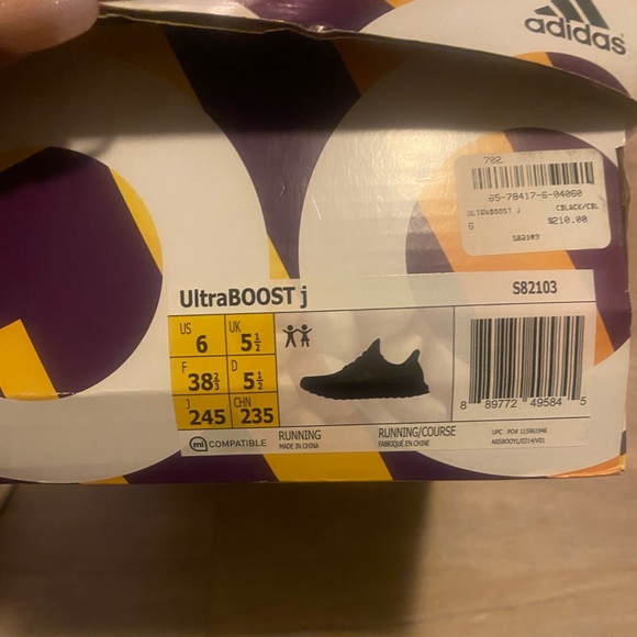 Authentic Adidas Ultraboost in Black & White size 6Y - Picture 8 of 10